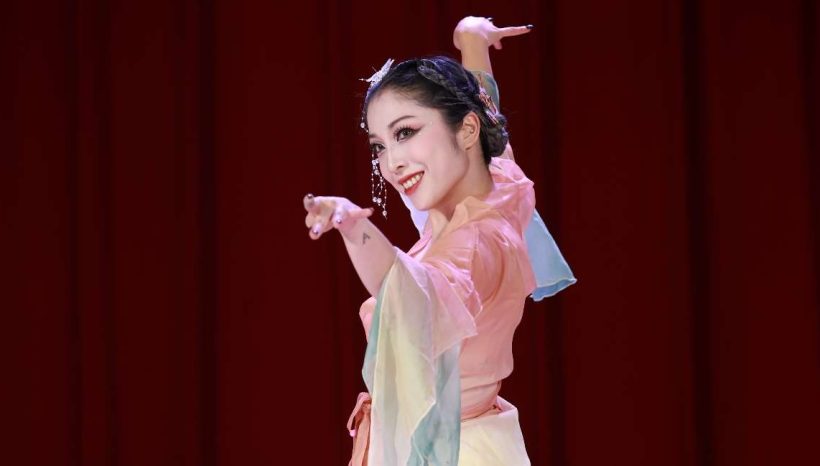 告別呆板「木頭眼」：從古典舞身韻出發，掌握鏡頭前最有故事感的眼神 👁️